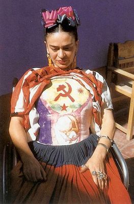 Frida ona əzab verən korseti ilə