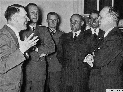 Pakta qol &ccedil;əkdikdən sonra Berlinə qayıtmış Yoahim Ribbentrop Reyxstaqda Adolf Hitlerlə danışır