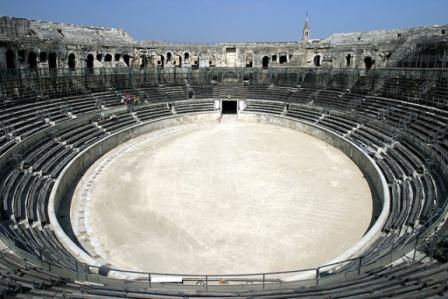 qladiator döyşləri olan amfiteatr