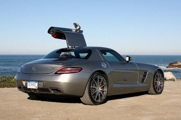 Mercedes-Benz SLS AMG avtomobil arxadan