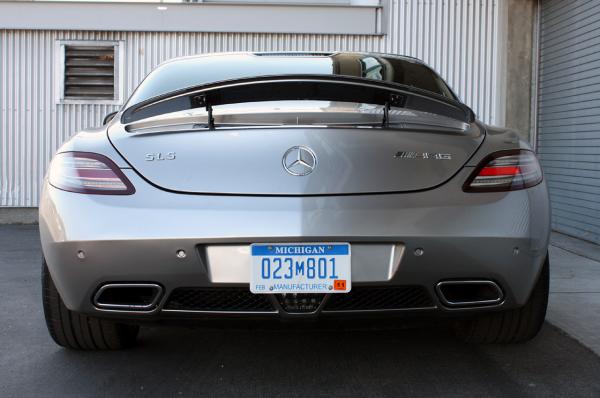 Mercedes arxadan görünüş. Elenqant bir avtomobil
