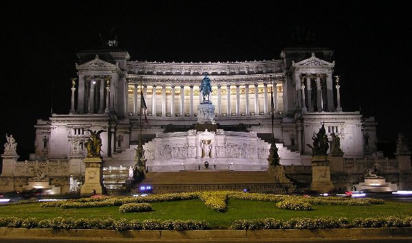 Romada Venesiya meydanı(Viktor Emmanuelin heykəli öndə)