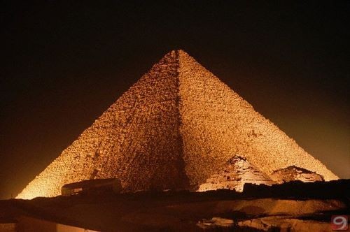 Xeops piramidası gecə