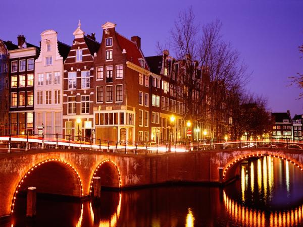 Amsterdam-Hollandiyanın ən gözəl şəhəri