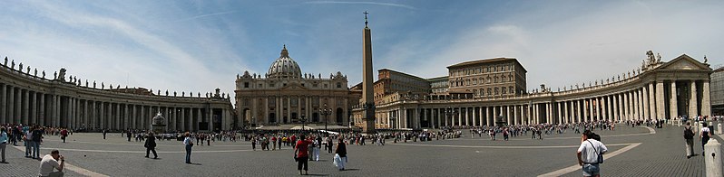  Müqəddəs Pyotr kilsəsində (St Peter's Basilica) olduğu meydanın qarşısında turistlər bütün günü gəzir və şəkil çəkdirirlər